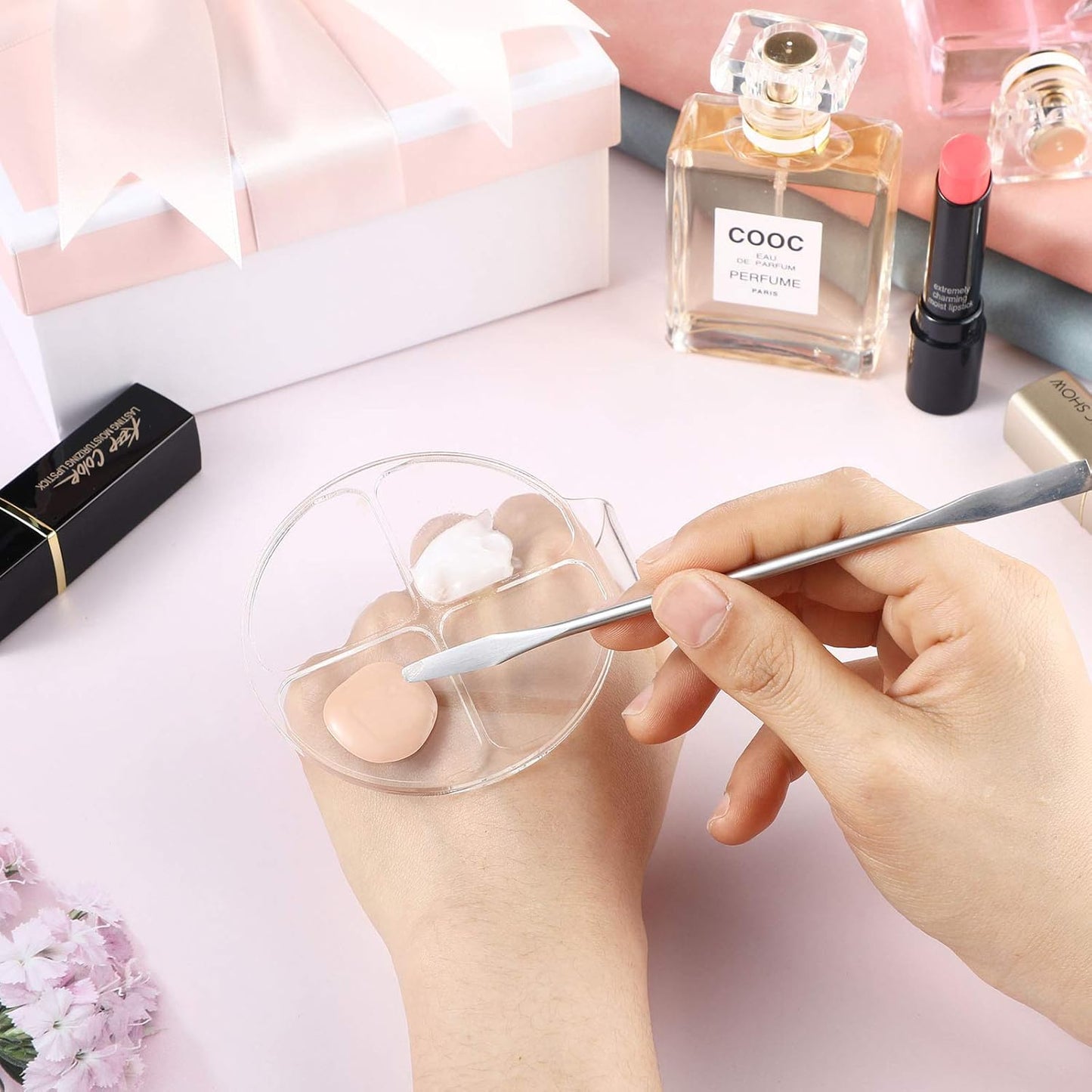 2 Pieces Hand Makeup Mixing Palette Handheld Palette Clear Makeup Cosmetic Palette Nail Art Manicure Palette with 2 Pieces Spatula for Mixing Foundation