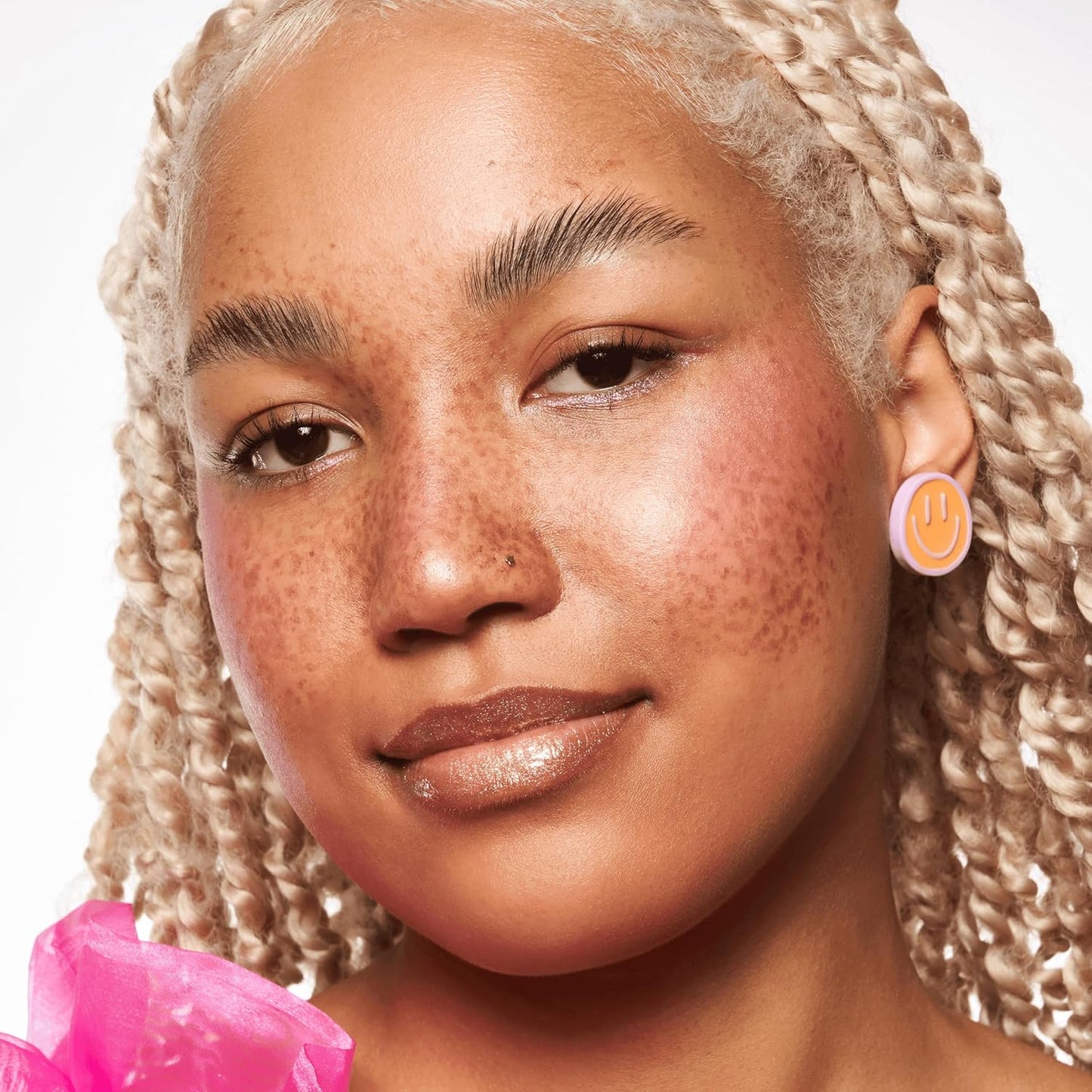 Essence Baby Got Glow Liquid Hightligther, Color 10 Sassy in Silk - 1 unit. Made in italy